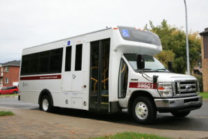 Autobus accessible avec rampe d'acces